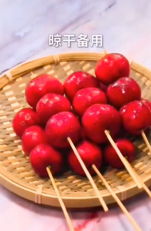 00后摆摊拔丝糖葫芦