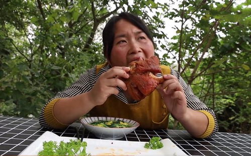 吃播为引流吞下两斤纯肥肉