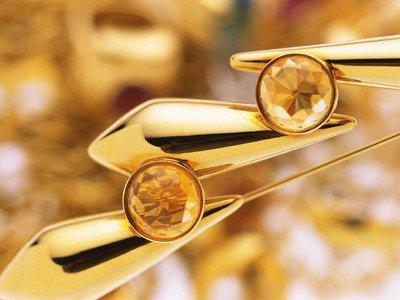 金价大涨年轻人拿父母老首饰换新