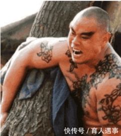 苏超武松在几万观众注视下认真打虎的