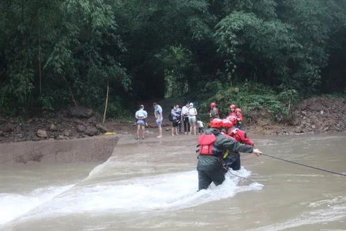 露营遇山洪娃被冲走
