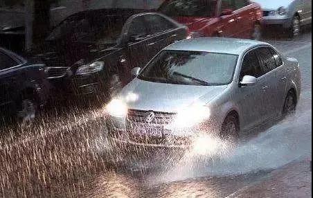 暴雨后开车像开船